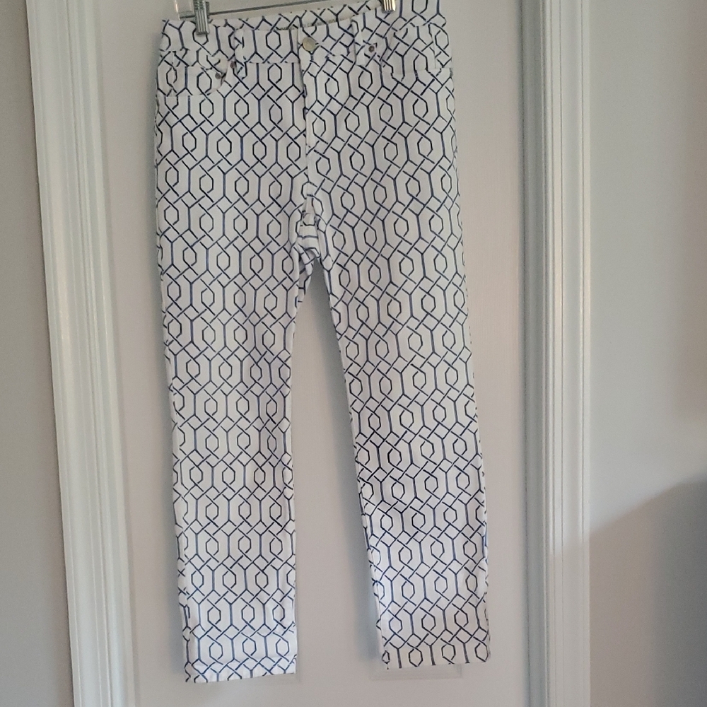 Chico's White and Blue Patterned Cropped Jeans. Size 00.